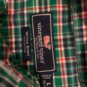 Kids green patterned vineyard vines button down shirt. Kids Large